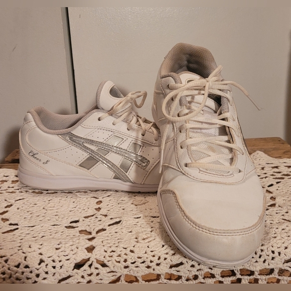 Asics white "Cheer 8" sneakers Sz.5 - Picture 1 of 7
